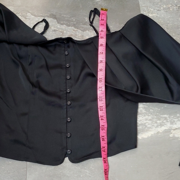 NWOT Guess Elegant Black Cold-Shoulder Long Sleeves Blouse Top. Black. Size M. - Picture 6 of 13